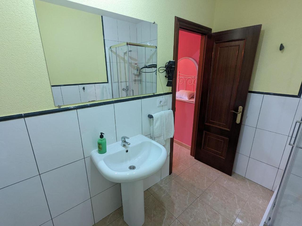 Hotel Vivienda Turistica Vacacional Maricarmen Arou Esterno foto